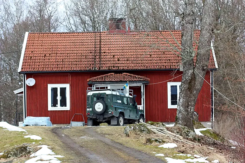 Roof care in Ljungby – cleaning a tiled roof